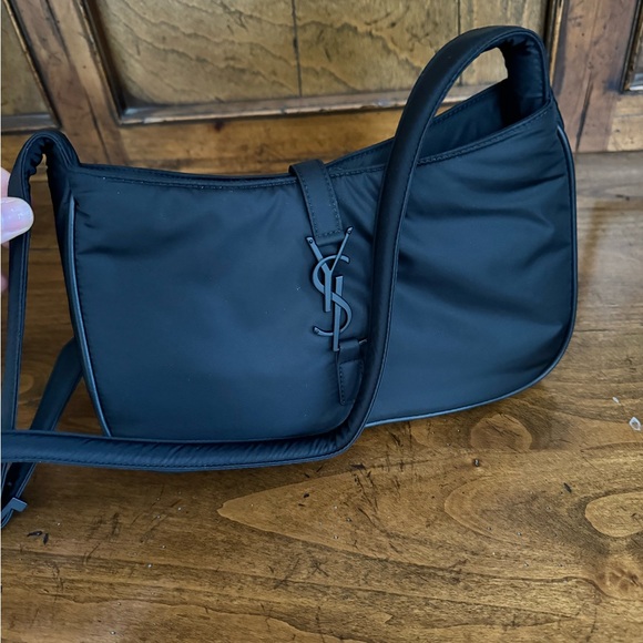 Saint Laurent Handbags - Saint Laurent le 5 a 7 black purse nwt